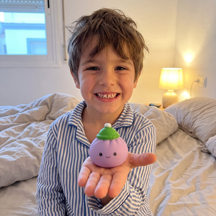 Niño en pijama con su dumpling de gorro verde