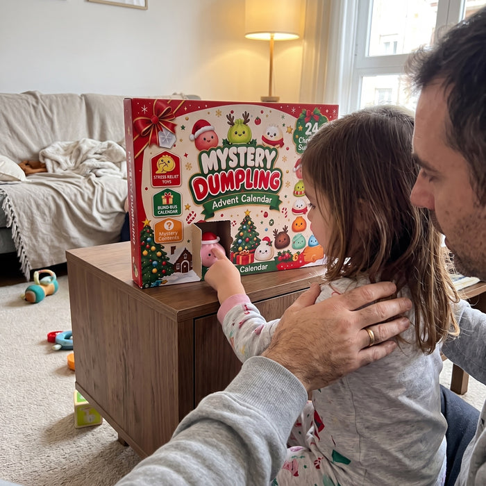 Padre e hija abriendo una puerta del calendario